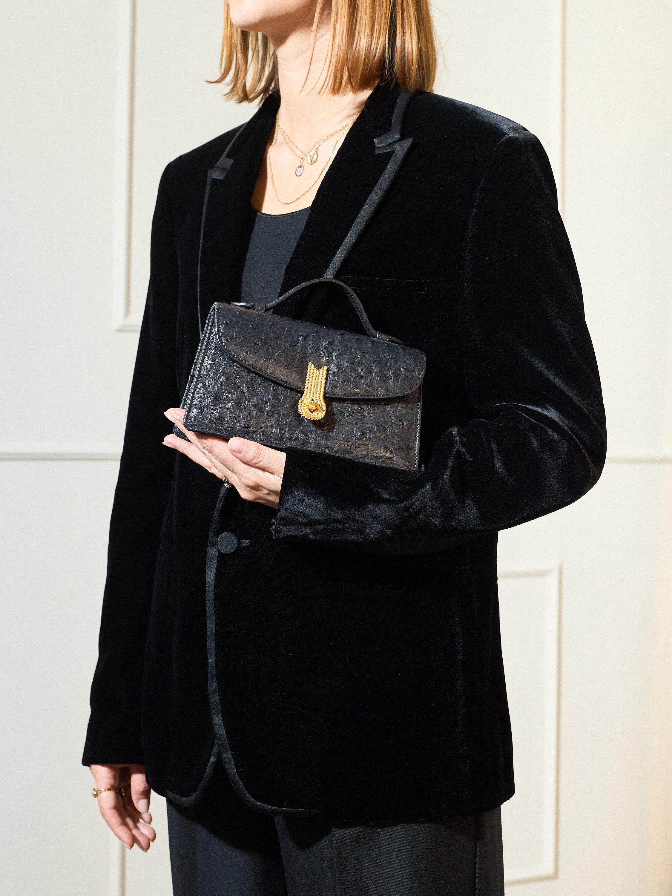 QUEEN ALTROVE OSTRICH BLACK MTO - Delivery 40 working days