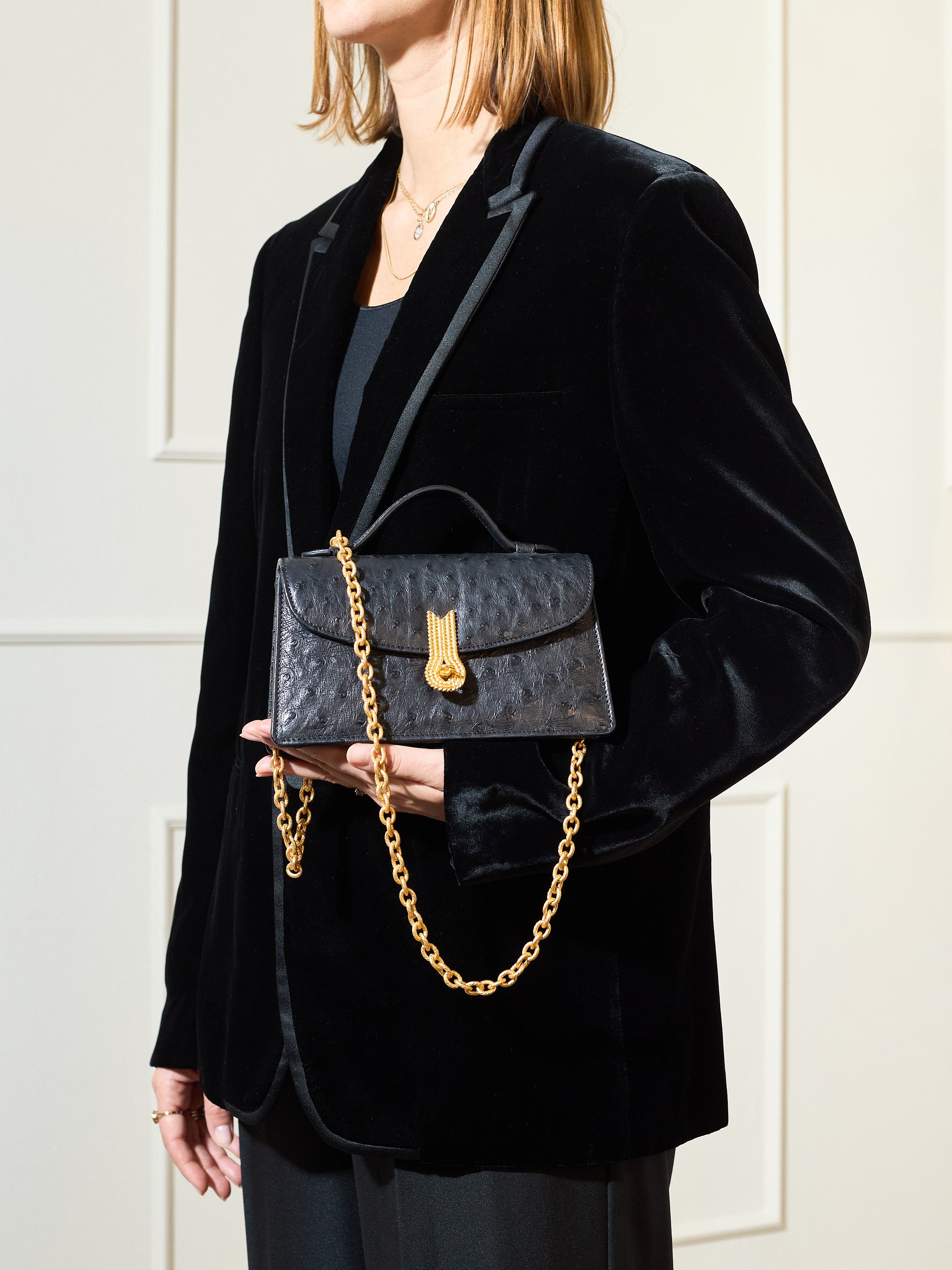 QUEEN ALTROVE OSTRICH BLACK MTO - Delivery 40 working days