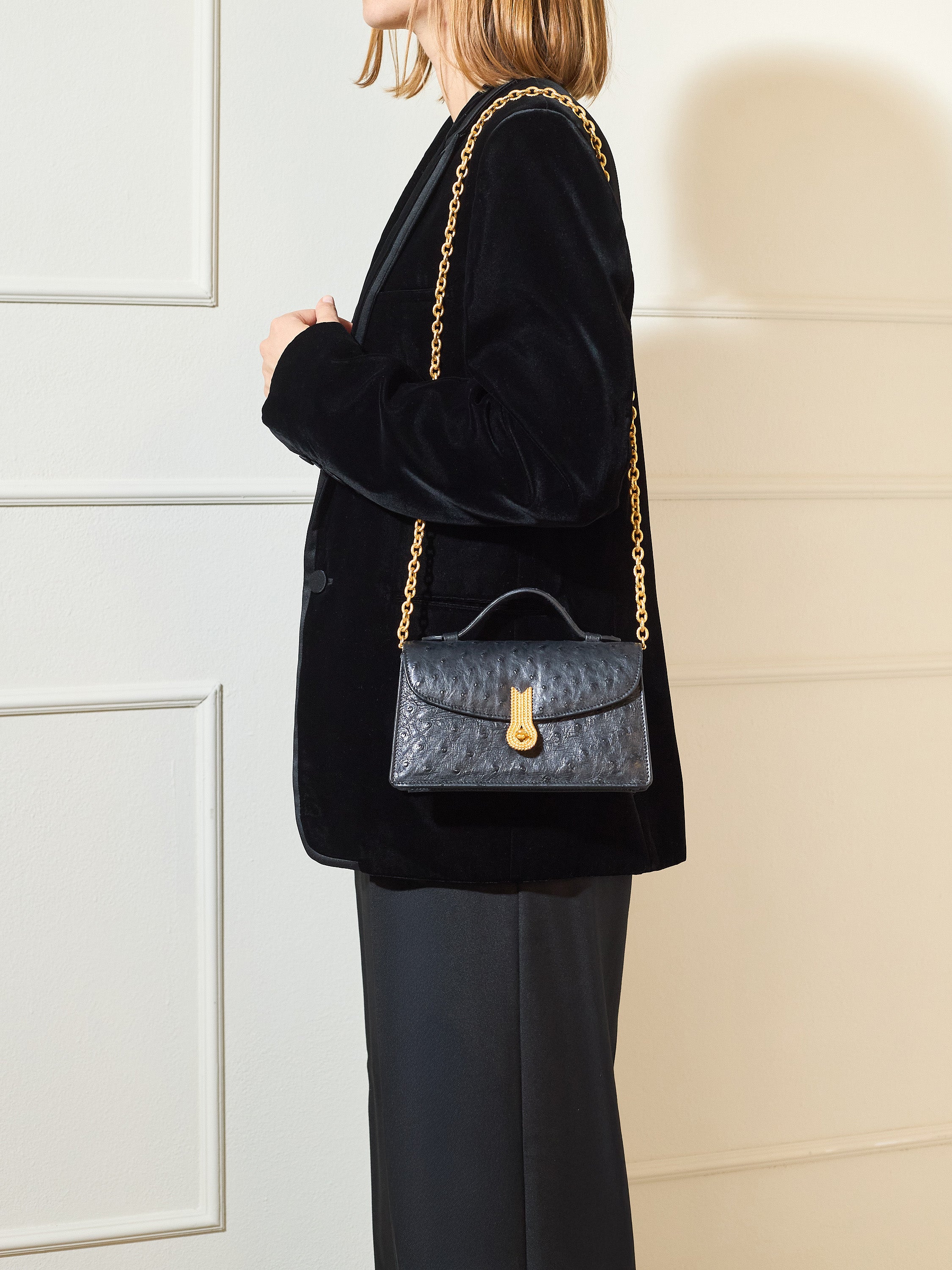 QUEEN ALTROVE OSTRICH BLACK MTO - Delivery 40 working days
